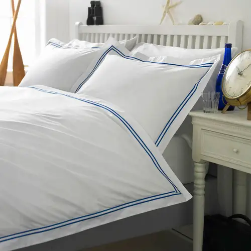 Coleção Boutique Quality. Roupa de Cama de Algodão Egípcio. Percal 400 fios . Borda dupla- Branco com Bordado em Azul