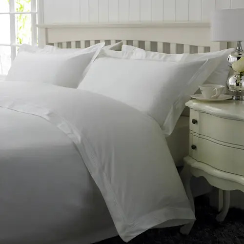 Coleção Boutique Quality. Roupa de Cama de Algodão Egípcio. Percal 400 fios. Borda dupla – Bordado em Branco