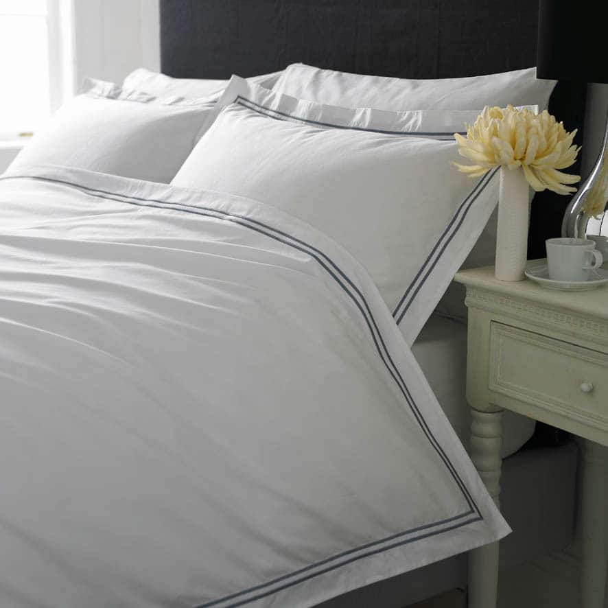 Coleção Boutique Quality. Roupa de Cama de Algodão Egípcio. Percal 400 fios. Borda dupla – Branco com Bordado em Cinzento